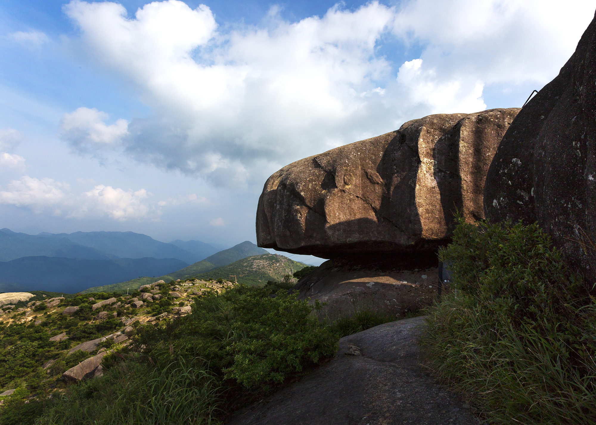太有趣，一座山竟像一头卯足劲的牛