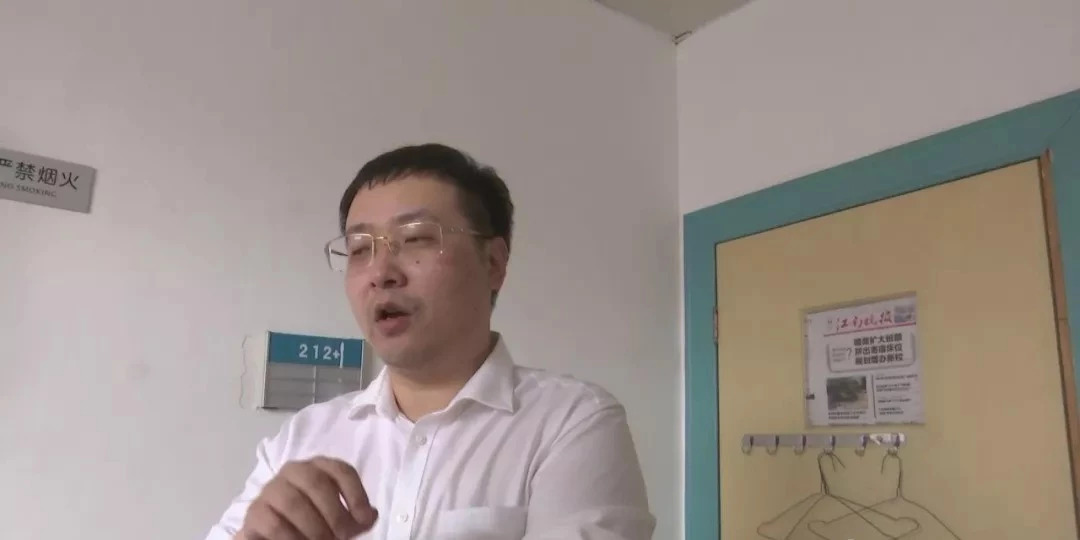 无锡一民营医院大厅被堆黄沙大门被封住权属纠纷引发矛盾