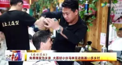 早高峰公交车上老人,早晚高峰公交车上的老年人