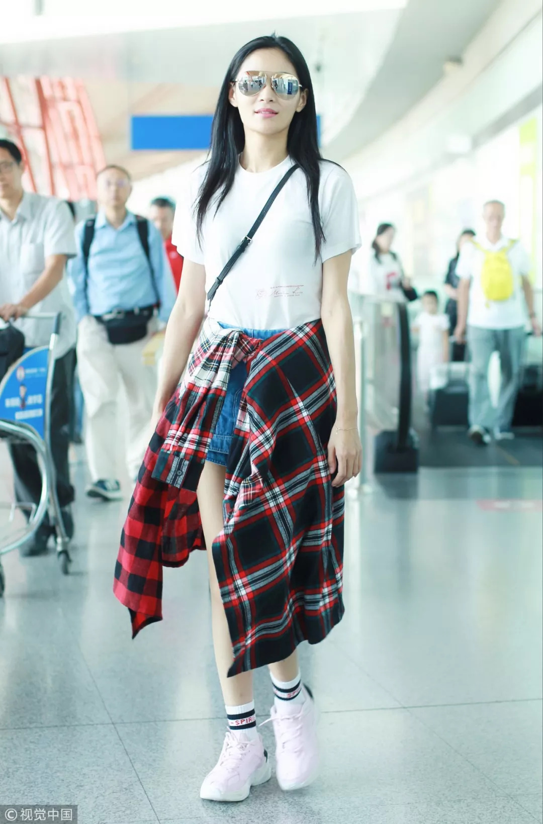 初秋的“C位”是杨超越的格子还是王丽坤的条纹？