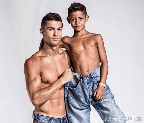 梅西儿子喜欢足球吗,梅西头号迷弟迷你罗