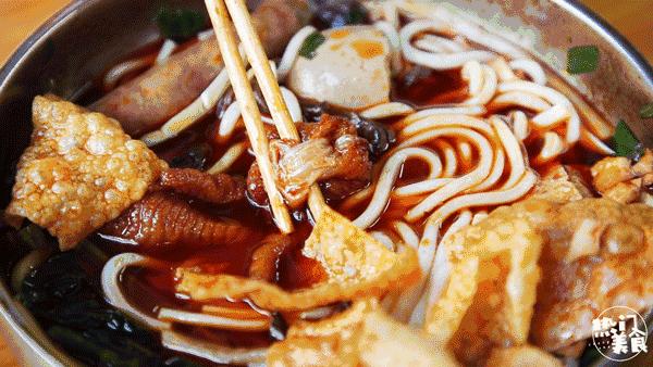 中南大学侧门小巷子口这家螺蛳粉店，不起眼却一火5年