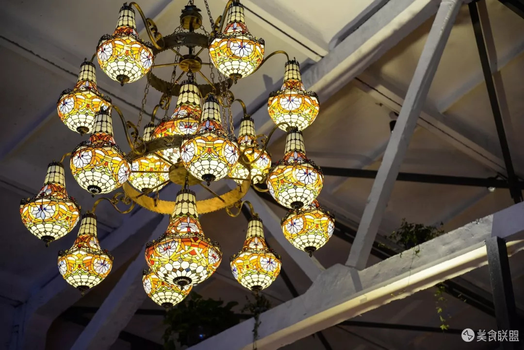 每天都有大量肉食动物到昆明废旧工厂，狂啃50CM高的火焰战斧牛排