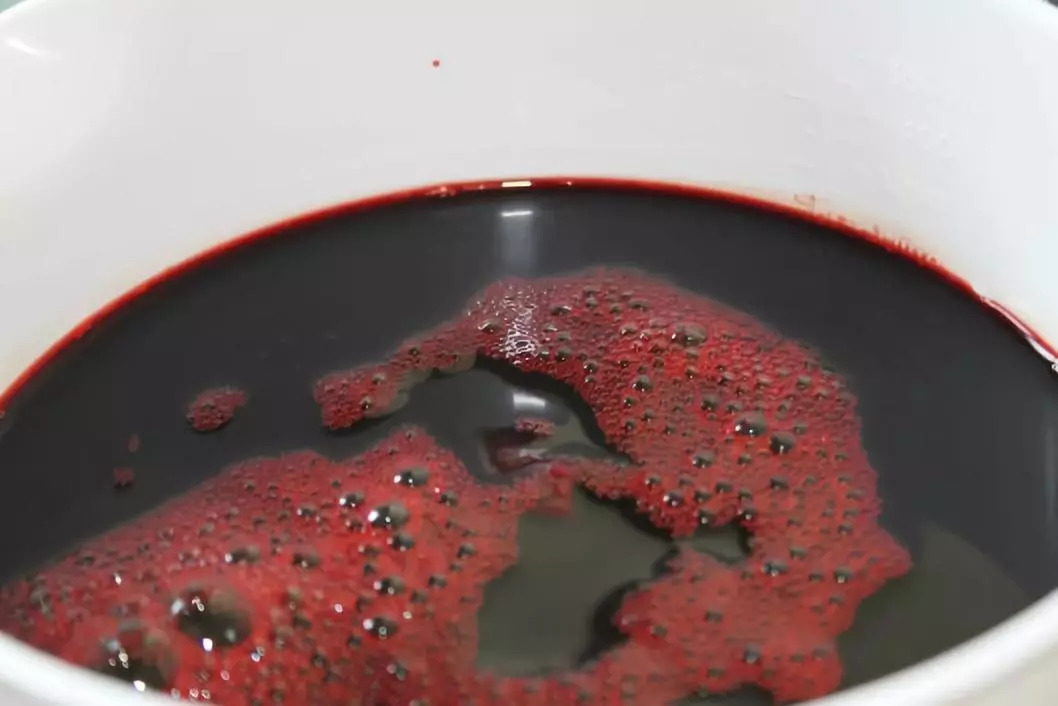 明明是科普纪录片，主持人却用自己的血做起了“暗黑美食”