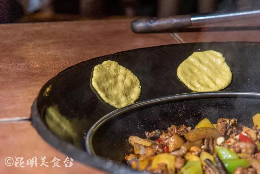 藏在昆明老厂房里的柴火鸡，一款酱料价值百万，连续排队5年