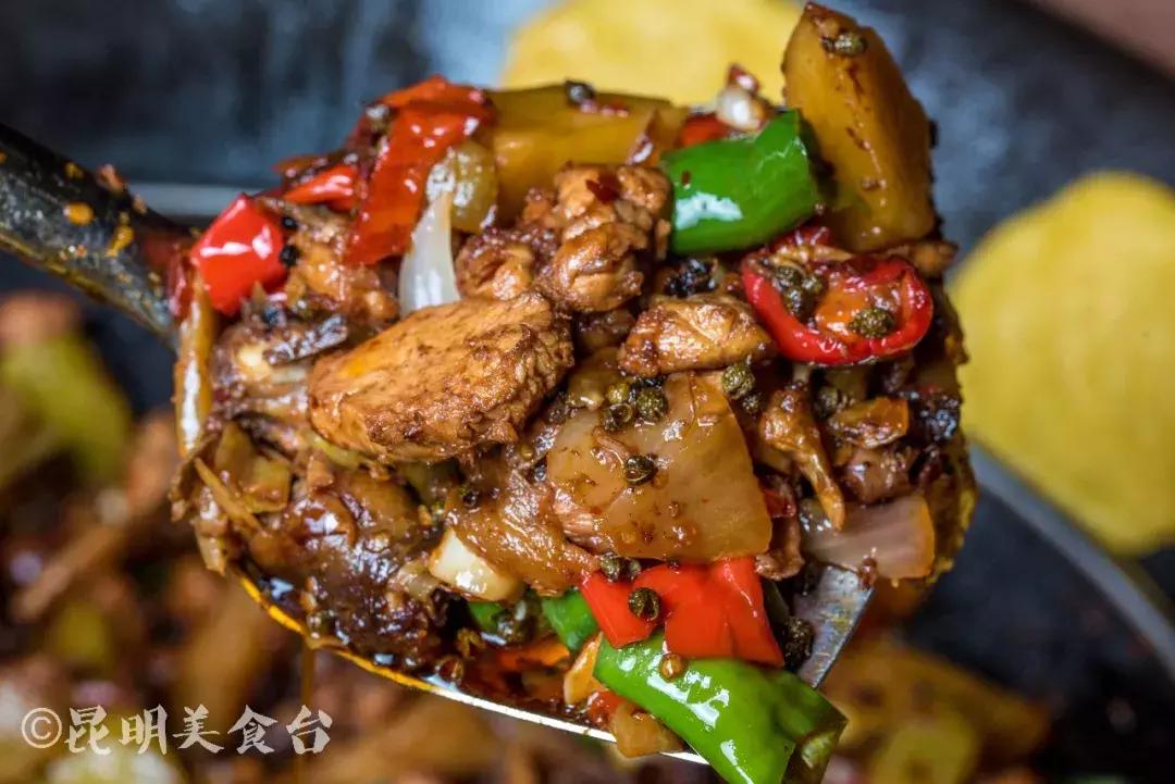 藏在昆明老厂房里的柴火鸡，一款酱料价值百万，连续排队5年