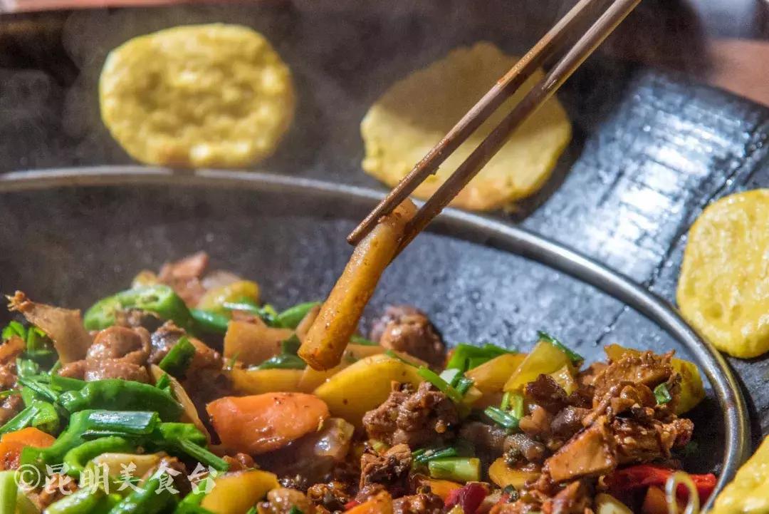 藏在昆明老厂房里的柴火鸡，一款酱料价值百万，连续排队5年