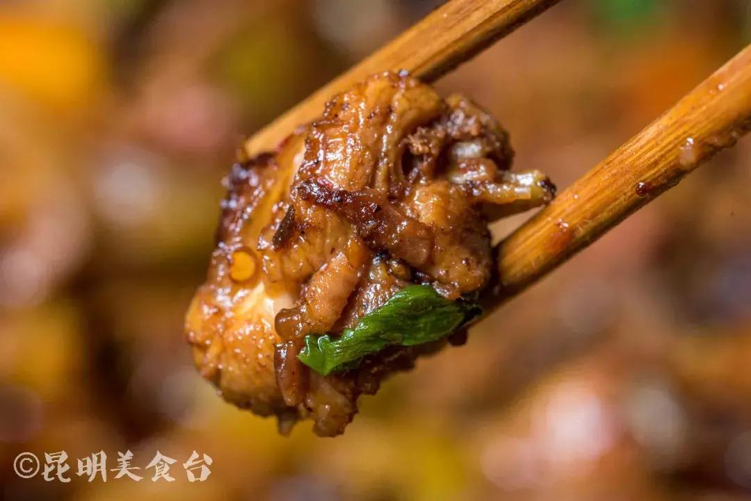 藏在昆明老厂房里的柴火鸡，一款酱料价值百万，连续排队5年