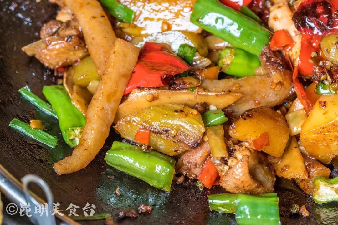 藏在昆明老厂房里的柴火鸡，一款酱料价值百万，连续排队5年