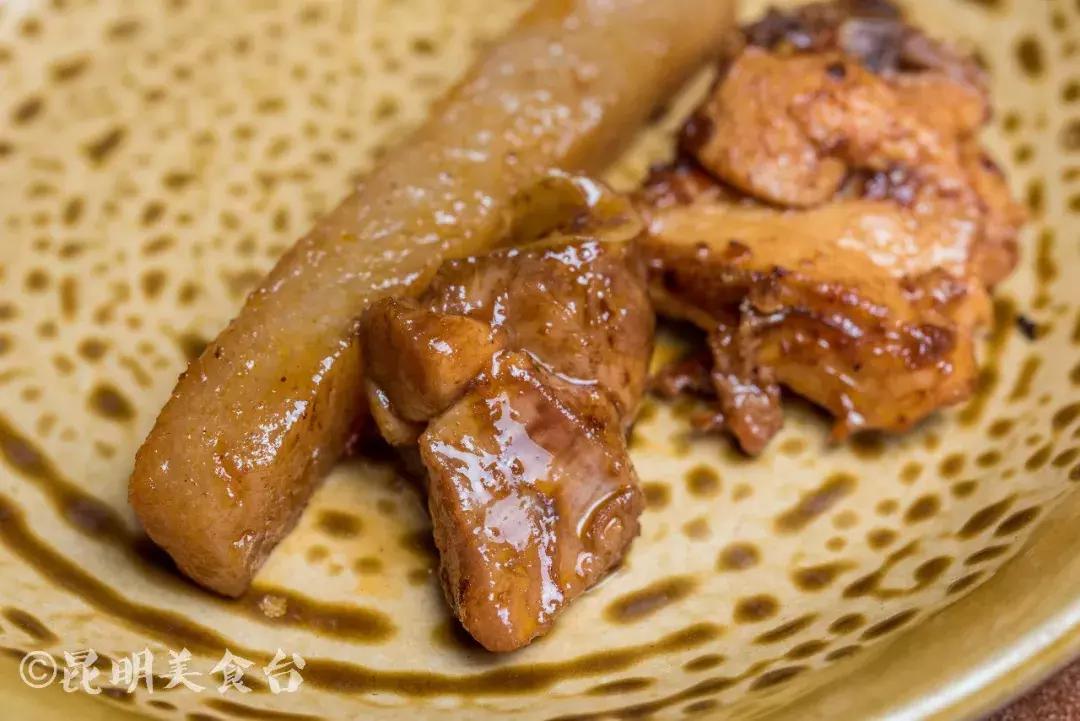 藏在昆明老厂房里的柴火鸡，一款酱料价值百万，连续排队5年