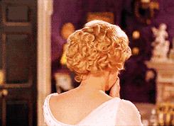 女车模卖车坐后备箱视频,卖车女车模