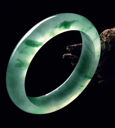 女人和玉石有着天然的缘分,女人和玉镯的唯美句子