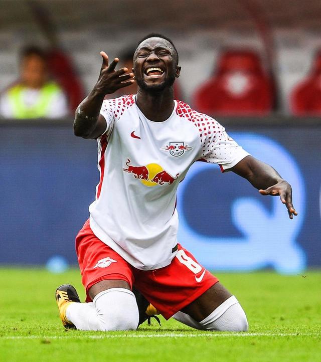 他在垃圾堆里出生成长，从小踢废弃物长大，如今却成杰拉德接班人