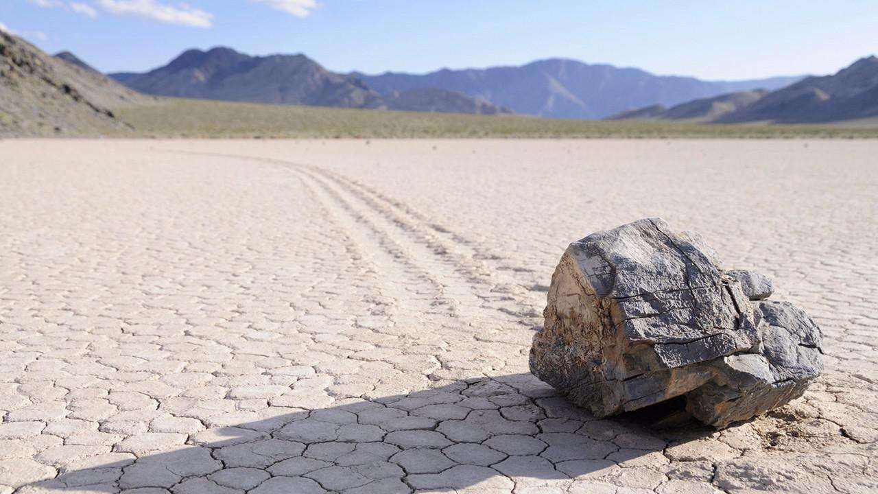 美国加州死亡谷国家公园，有一个“跑道盆地”，里面的石头会走路