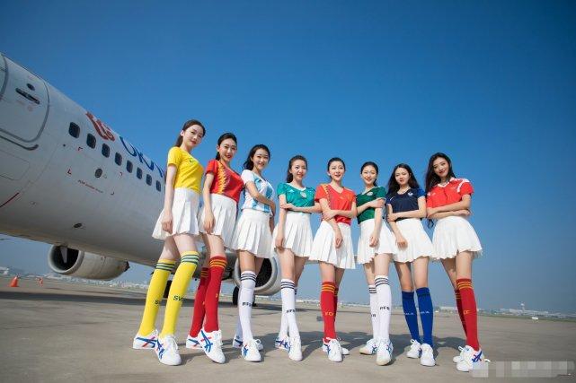 当空姐换上了足球宝贝制服，是怎样的体验，网友：不说了我买票去