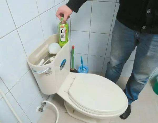 马桶冲完水后水继续上而且下水慢,马桶下水慢用盆倒水下水还是慢