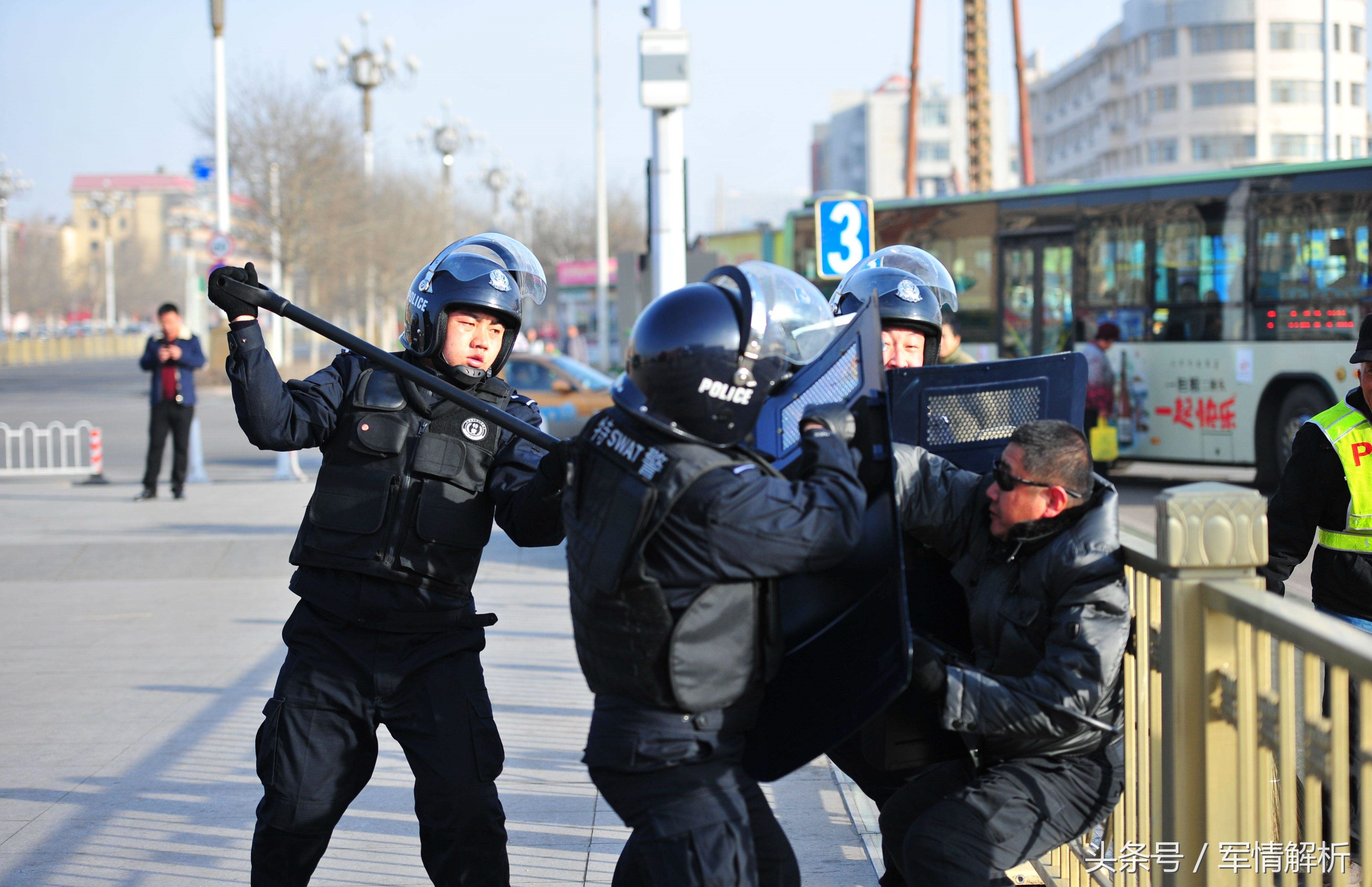 特警队和特种兵对比谁厉害,特警和军队冲突打得赢吗