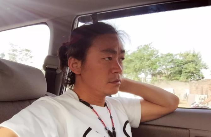 他曾是建筑工人，如今身价过亿，红遍大江南北！