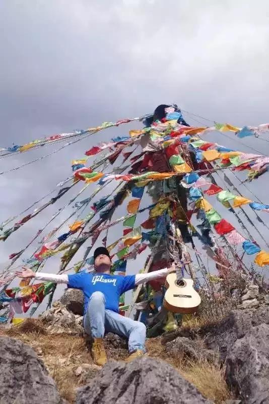 十二点的街头，一把吉他一个他……