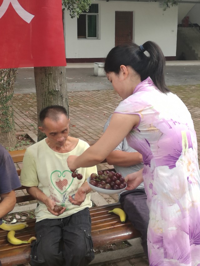 把关爱传递给你最关心的人,对老人最好的关爱是陪伴