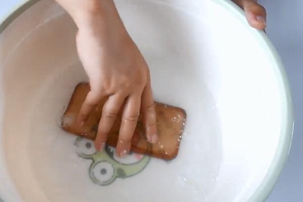 手机壳变黄了不要丢,手机壳发黄一招处理干净