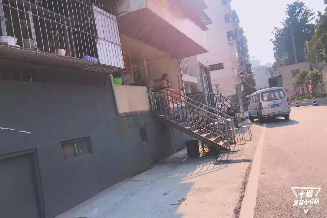 一方天地两柄勺！藏在十堰小区里的这些面窝摊，全靠熟人带路