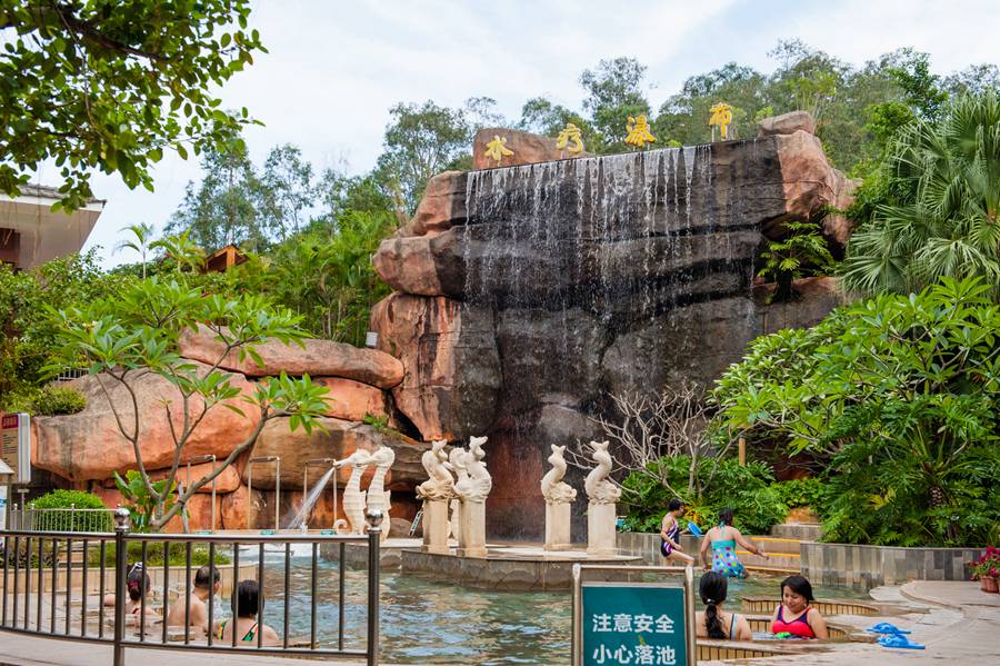 一地两泉温泉水世界,一地两泉