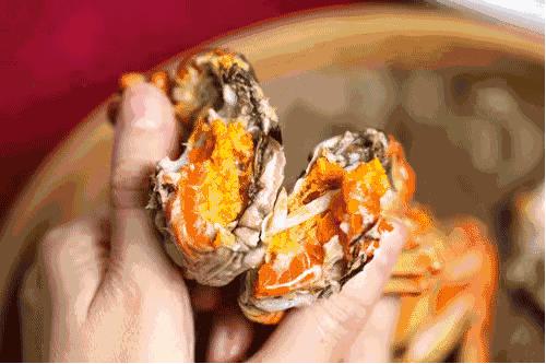 蟹黄味蟹香馥郁入口松脆,蟹黄的肥美鲜香