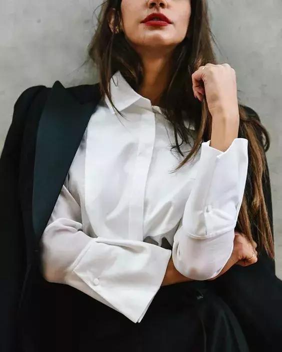 衣服发黄不要怕用它泡一泡,用漂白剂把白色衣服漂黄了怎么办