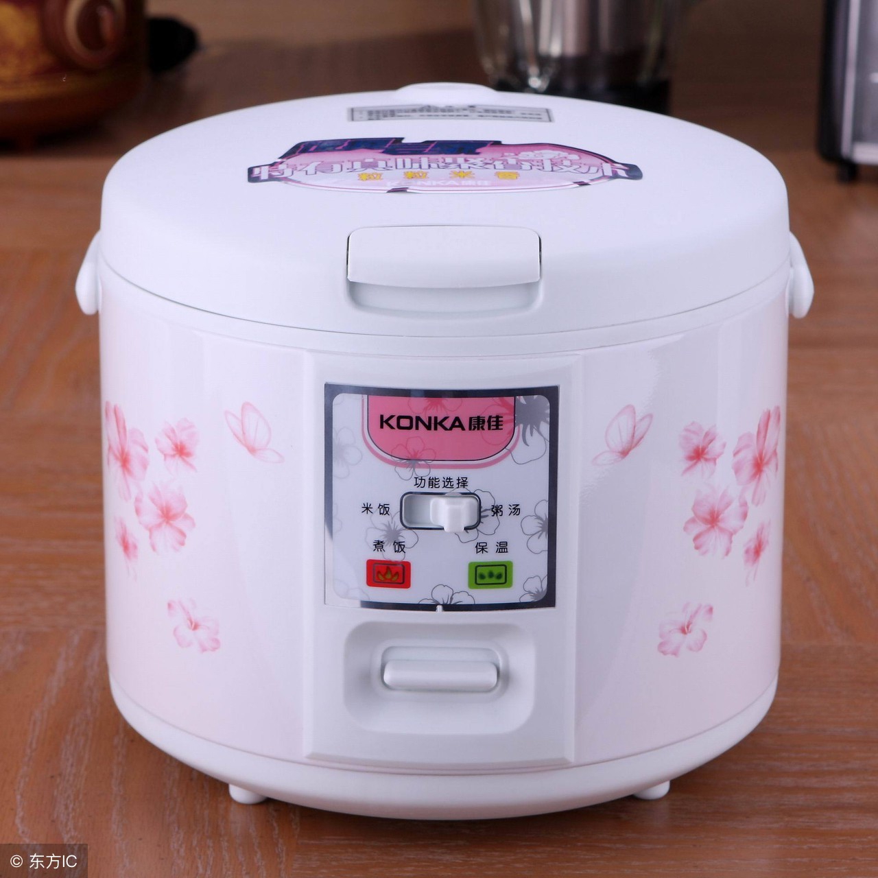 电饭煲又脏又油，别用水擦洗，教你一招土办法，轻松擦干净！