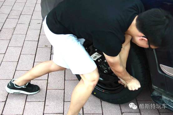 实测14年jeep自由光,jeep自由侠换备胎视频