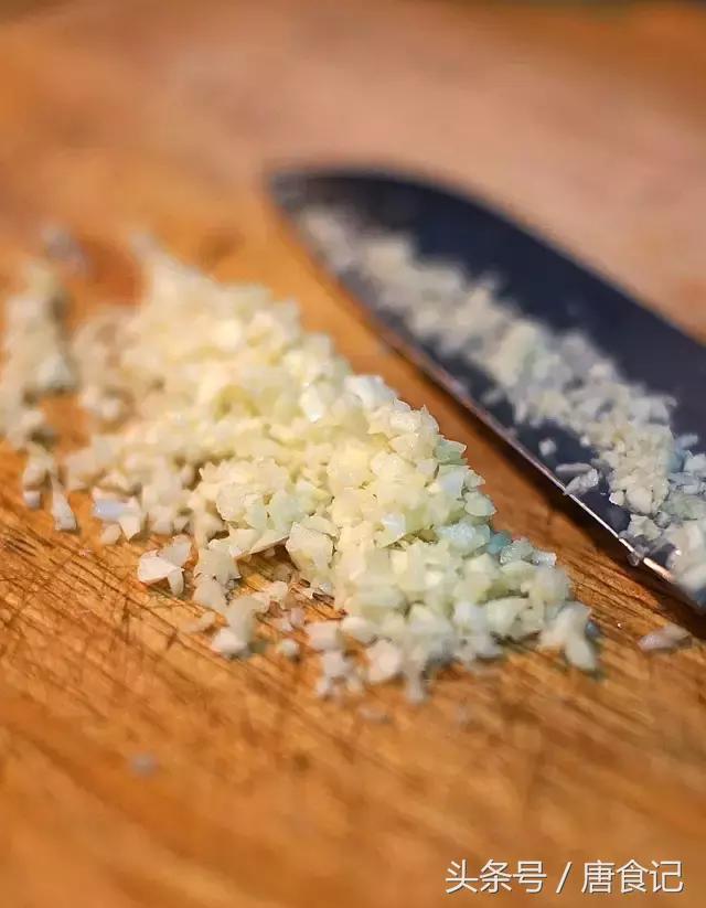 蒜泥小黑猪｜来来来，张嘴~先吃一口再喝……