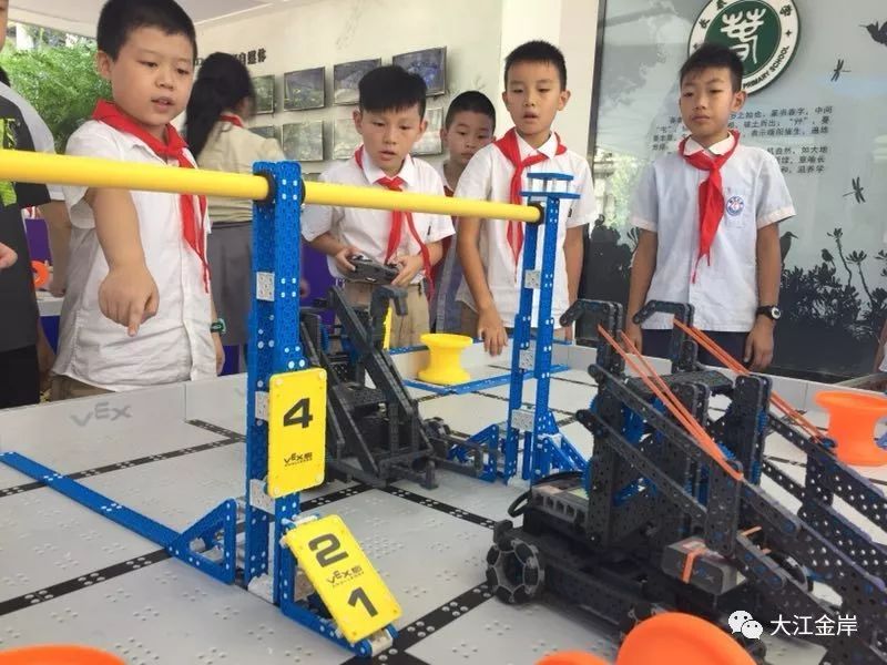 鏈哄櫒浜鸿繘鏍″洯,鏈哄櫒浜鸿繘鏍″洯娲诲姩