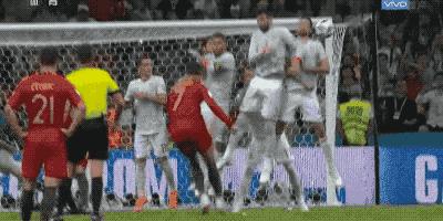 任意球大师贝克汉姆,卡洛斯任意球和贝克汉姆香蕉球