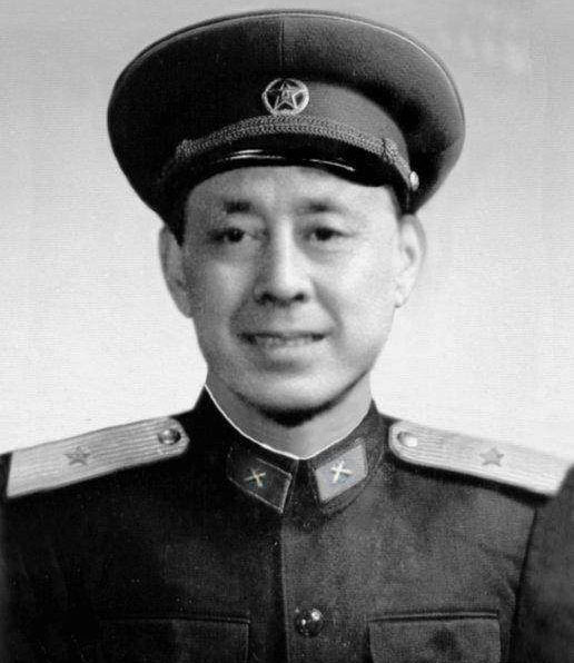 这位开国少将是颜回的后裔，自己孩子饿肚子，把粮食分给别人孩子