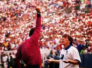 盘点足球十大红卡记录,足球十大球星卡卡