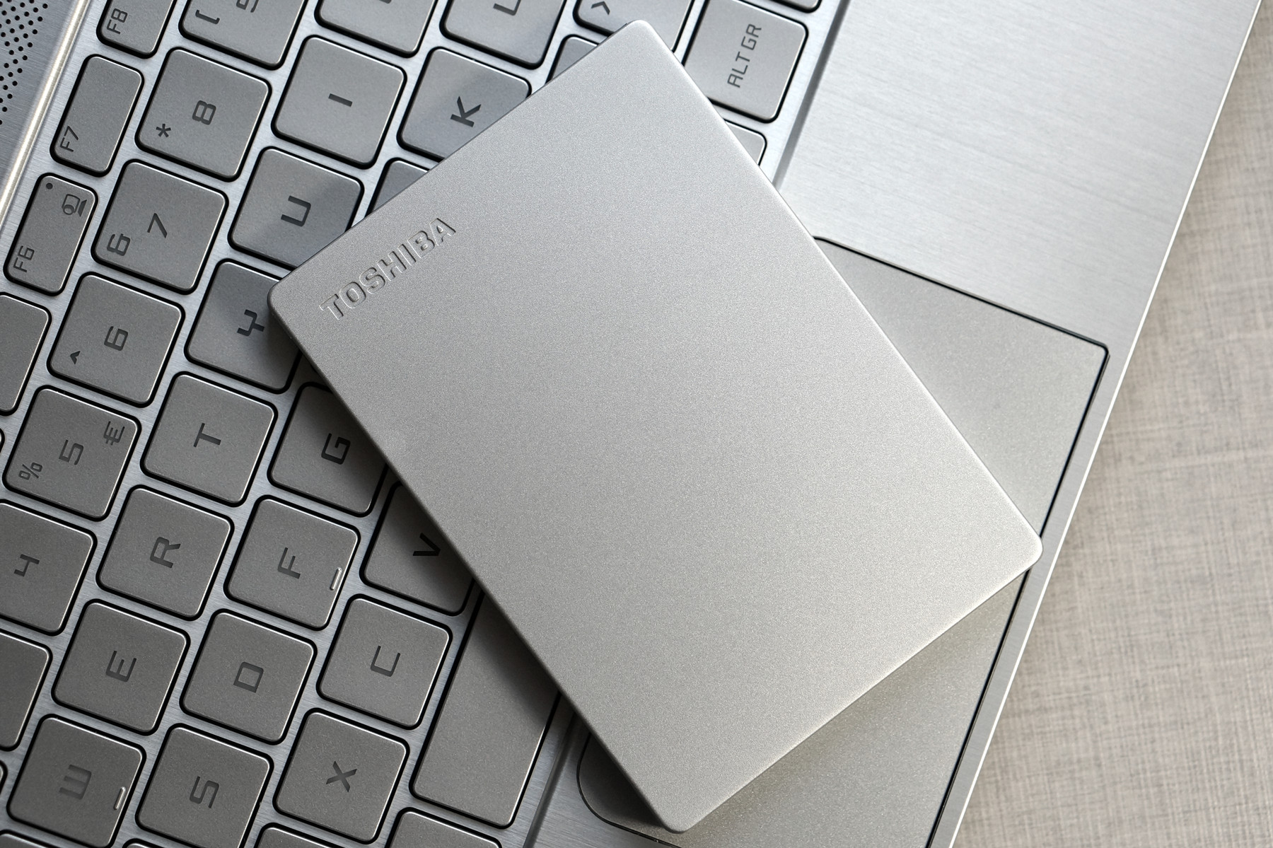 极致轻薄商务首选:东芝CANVIO™SLIM移动硬盘体验