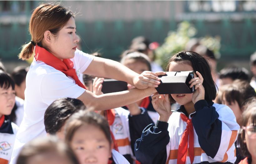 志愿者、新城控股和他们的七色光计划