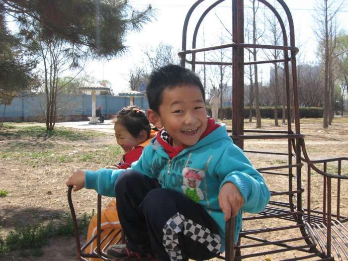 孩子在外面玩不跟着我们走怎么办,孩子在外面玩就是不进屋怎么办