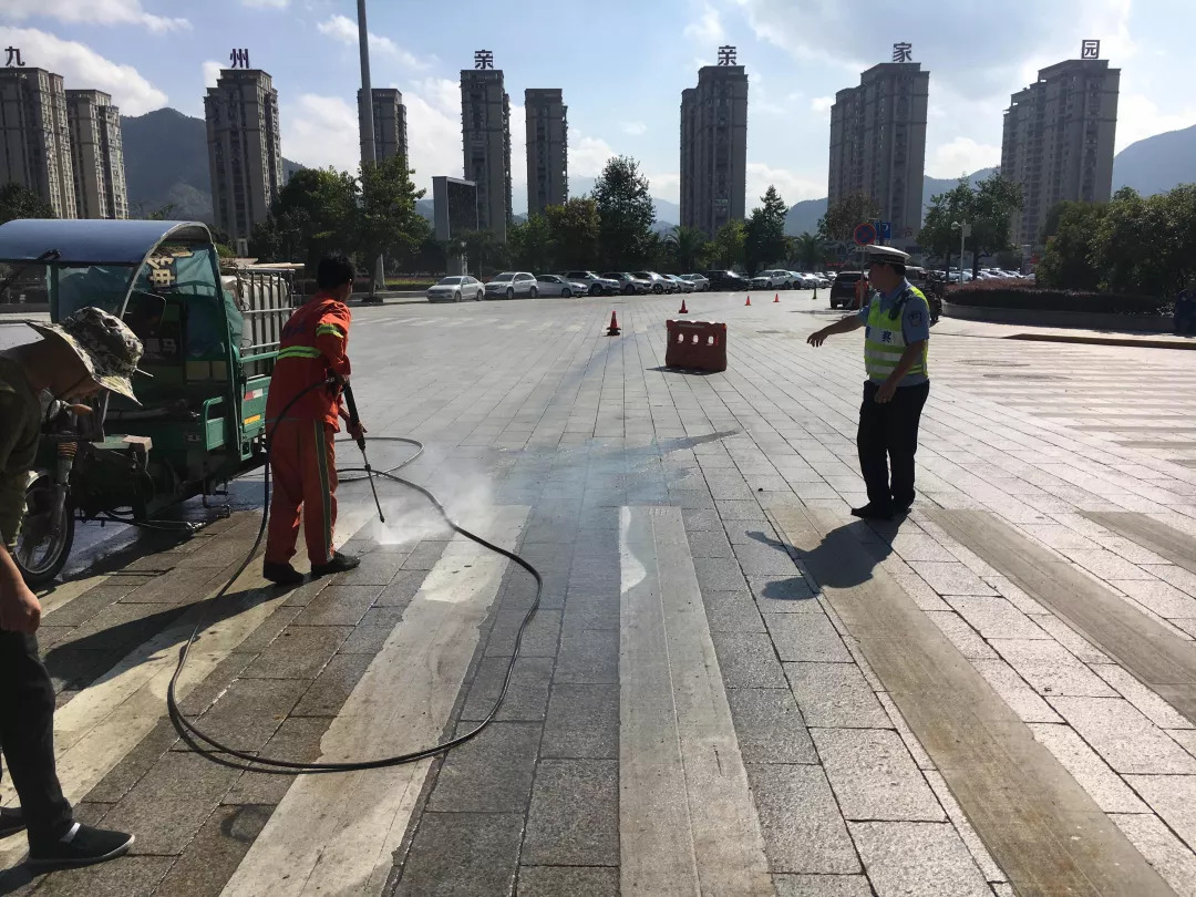 车辆变道电瓶车摔倒,电瓶车因为路口躲避轿车摔倒