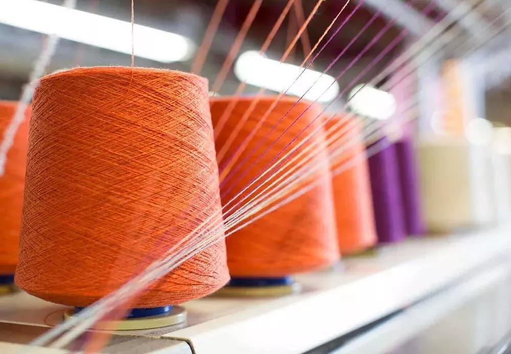 贝拉哈迪德穿深v套装,贝拉哈迪德夏季开衫