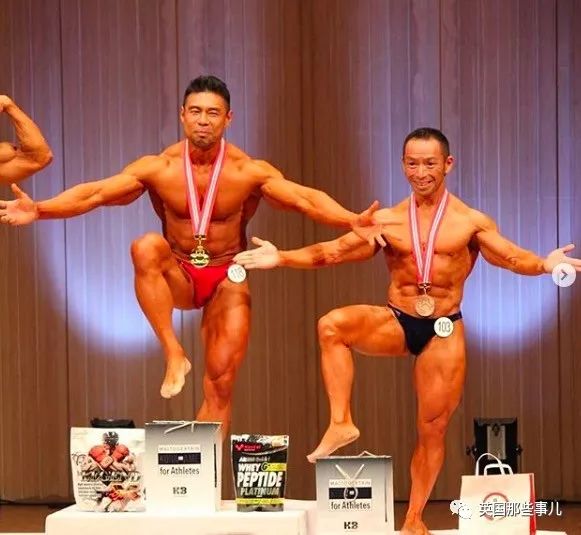 捧着仓鼠晒肌肉……这位“杀手”大叔的画风真是健身界的一股清流