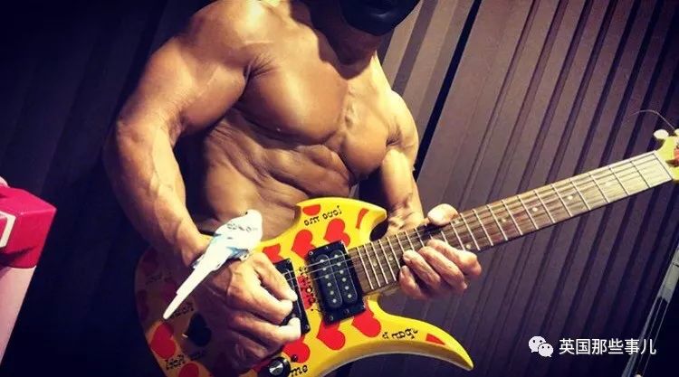 捧着仓鼠晒肌肉……这位“杀手”大叔的画风真是健身界的一股清流