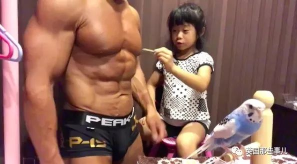 捧着仓鼠晒肌肉……这位“杀手”大叔的画风真是健身界的一股清流