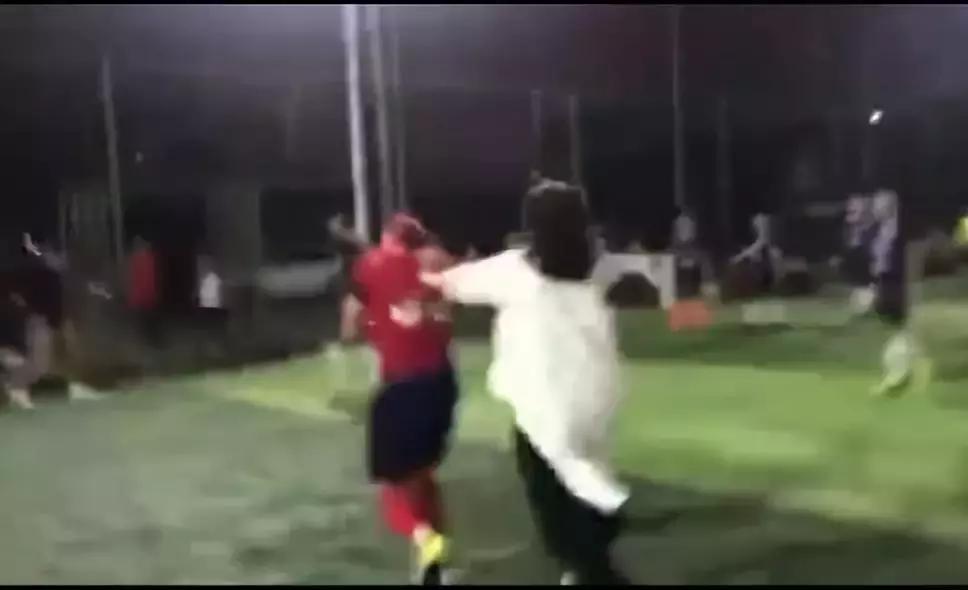 美女主播直播打耳光,女子闯入狂扇球员耳光