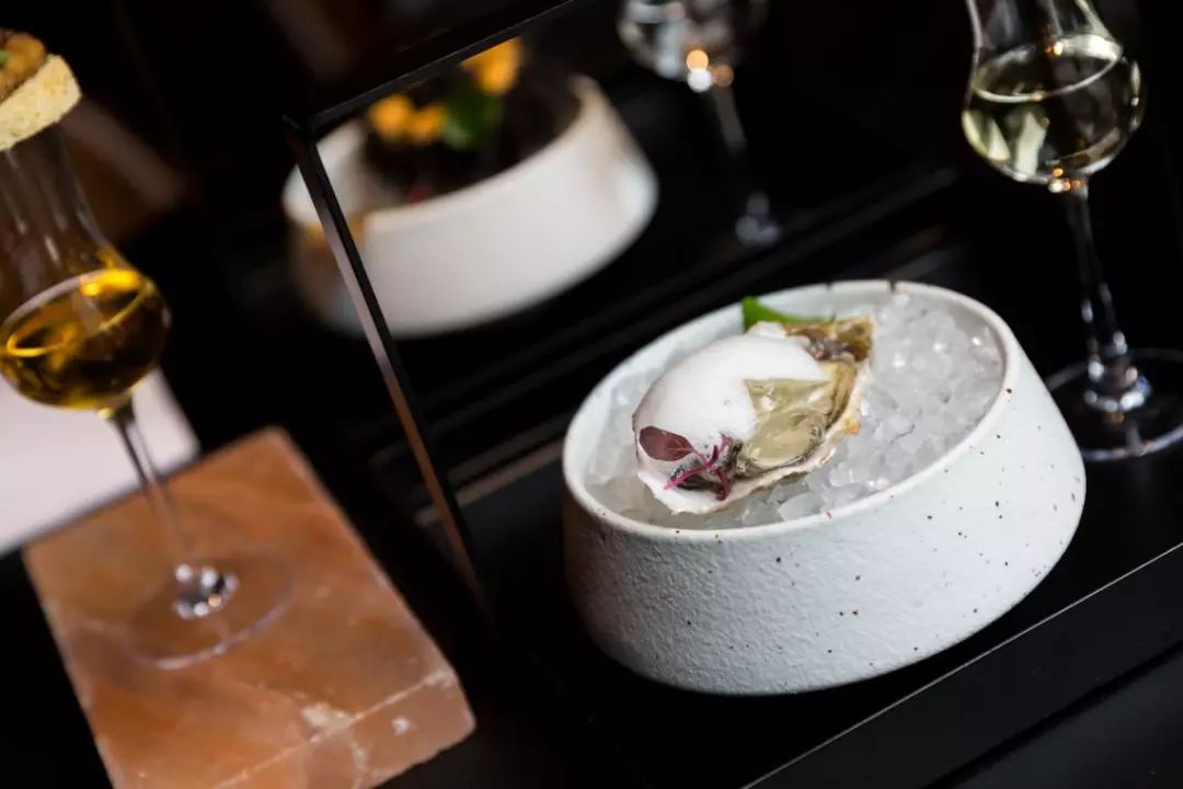 这只“大公鸡”一开业就王炸，5000瓶限量好酒碾压沙雕土豪！