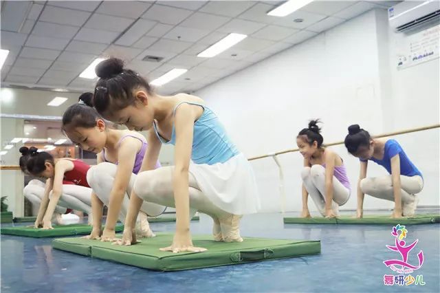 跳舞练基本功痛到哭的状态,跳舞练什么基本功是最好的