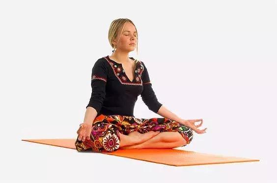 瑜伽虐腹八个动作,瑜伽初学动作入门在家练