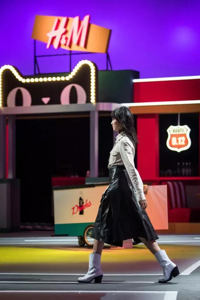 明星看刘雯何穗奚梦瑶走秀,刘雯何穗奚梦瑶维密