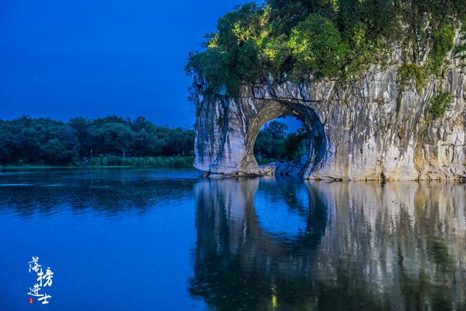 象山是桂林的标志，其实夜色下的象山才最美，很多游客都错过了